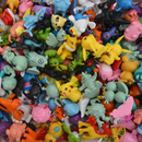 Caixa com 144 Bonecos Colecionáveis - POKEMON